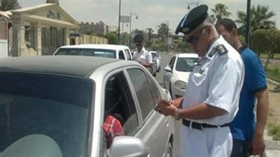 تحرير 941 مخالفة للملصق الإلكتروني ورفع 43 سيارة ودراجة نارية متروكة