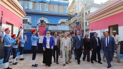 محافظ دمياط يشهد طابور الصباح ويتفقد سير العملية التعليمية بعدد من المدارس ( صور)