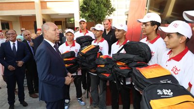  محافظ القاهرة يشارك الطلاب فرحتهم مع بدء العام الدراسى الجديد