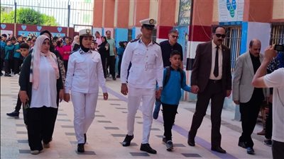 أول يوم دراسة، رجال الشرطة يرافقون أبناء الشهداء بمدارس دمياط ( صور )