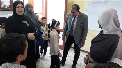 رئيس منية النصر مع الطلاب بالفصول أول أيام الدراسة بالدقهلية (صور) 