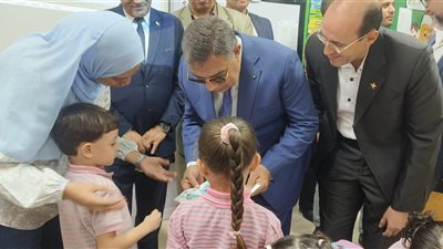 بالصور.. محافظ الدقهلية يستمع لطالبة بالروضة تتلو القرآن الكريم 