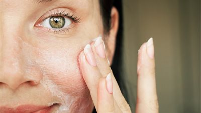 في 4 خطوات فقط، تعرفي على الروتين المثالي للبشرة الدهنية