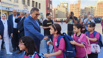 محافظ الدقهلية يصافح طلاب رياض الأطفال في أول يوم دراسة (صور)