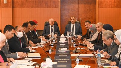 وزير الصناعة يبحث مع مستثمري سوهاج تحديات المناطق الصناعية بالمحافظة وسبل حلها