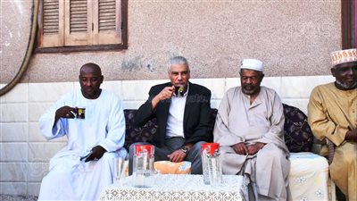 محافظ أسوان يتناول المياه والشاي مع أهالى أبو الريش لبث الطمأنينة فى نفوسهم (فيديو وصور)