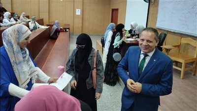 رئيس جامعة دمياط يتابع إجراءات الكشف الطبي للطلاب الجدد