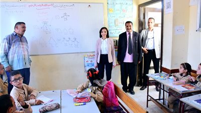 محافظ البحيرة تواصل جولاتها الميدانية لمتابعة سير العملية التعليمية (صور)