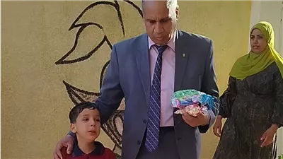 عايز أروح، طفل ينهمر في البكاء ويتوسل لمدير إدارة تعليمية لمغادرة المدرسة (فيديو)