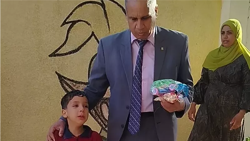 طفل يتوسل باكيا