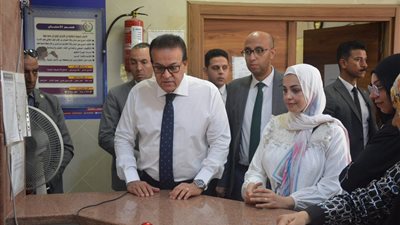 في جولة مفاجئة، وزير الصحة يعفي مديرة مركز طبي النزهة الجديدة من منصبها