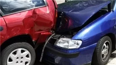 إصابة 7 أشخاص في حادث تصادم سيارتين بالعبور