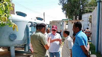 محافظ أسوان يتابع جهود الفرق الفنية لاستكمال أخذ العينات بالمحطات والشبكات والمرشحات (صور)