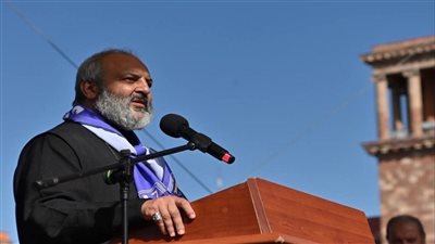 مظاهرات بلا هوادة، رئيس أساقفة يقود احتجاجات مطالبة باستقالة رئيس وزراء أرمينيا