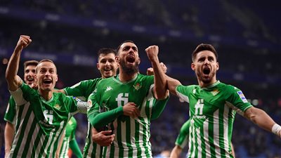 ريال بيتيس يتخطى إشبيلية بصعوبة 2-1 في الدوري الإسباني