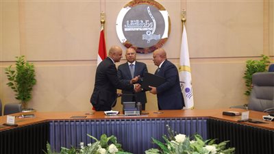 وزير النقل يوقع عقد محطة ومنطقة لوجستية لتداول وتصنيع البضائع الصب النظيف بميناء الدخيلة 