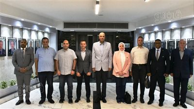 محافظ أسوان يستقبل وفد شباب تنسيقية الأحزاب لإطلاعهم على الفرق الصحية والفنية (صور)