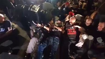 حدث غير مسبوق، شرطة الاحتلال تسحل رئيس الأركان السابق للجيش الإسرائيلي (فيديو)