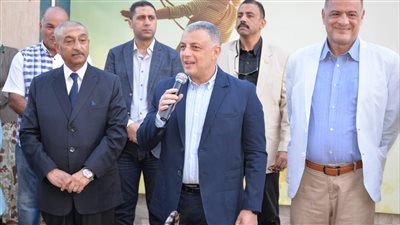 محافظ الإسماعيلية لطلاب المدارس: عليكم بالبحث والتعلم (صور) 