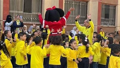 ارتدى يونيفورم مثل الطلبة، مدير مدرسة بالجيزة يشارك الطلاب فرحتهم ببداية العام الدراسي (صور)