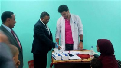 علاج 736 مواطنا خلال قافلة طبية ببني حميل في سوهاج (صور)