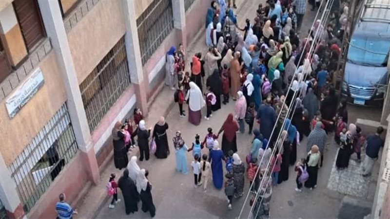طابور في الشارع بمدرسة