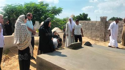 انهيار الإعلامية حياة عبدون أمام قبر والدها في الشرقية: كنت خير أب وسند (صور)