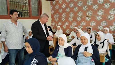 وكيل تعليم دمياط يتابع توزيع الكتب المدرسية والأنشطة الرياضية 