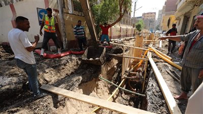 مياه أسيوط تتمكن من إصلاح هبوط أرضى أمام محطة السنترال (صور)