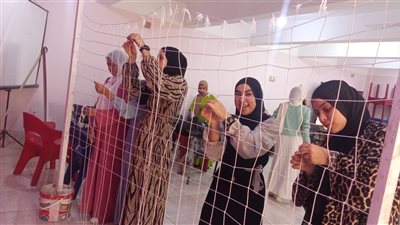 ضمن مبادرة بداية، فتيات يتعلمن فن المكرمية لصناعة شبكات الملاعب بالحوامدية (صور)