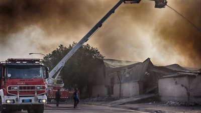 انتداب المعمل الجنائي لمعاينة حريق مصنع فحم في المطرية