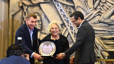 الصحفيين تكرم السيدة هدايت تيمور 