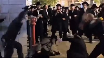 الشرطة الإسرائيلية تعتدي بالضرب المبرح على المتظاهرين من الحريديم (فيديو)