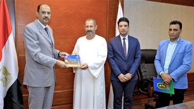 محافظ سوهاج يسلم 11 عقد تقنين أراضي أملاك دولة لمواطنين 