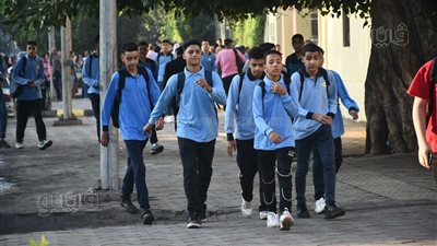 توافد طلاب الثانوية على مدرسة السعيدية قبل زيارة محافظ الجيزة (صور)