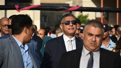 محافظ الجيزة يتفقد سير العملية التعليمية والأنشطة الطلابية بمدرسة السعيدية (صور)