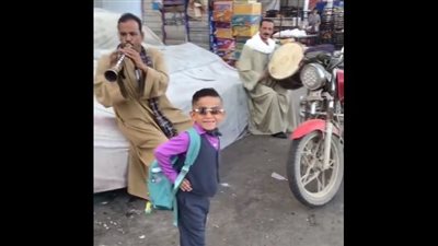 أسرة تصطحب طفلها الصغير إلى المدرسة بالطبل والمزمار البلدي (فيديو)