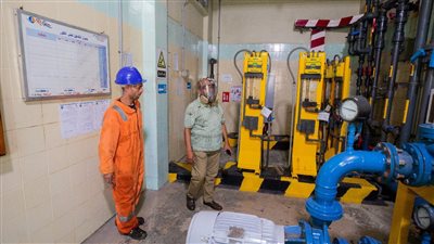 جولة ميدانية لرئيس مياه الإسكندرية على المحطات (صور)