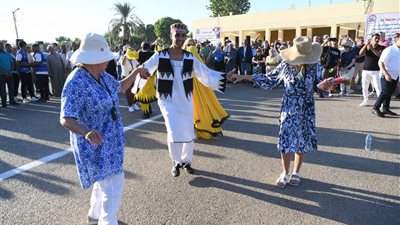 سائحون يشاركون فرقة الفنون الشعبية الرقص بساحة معبد دندرة (صور)