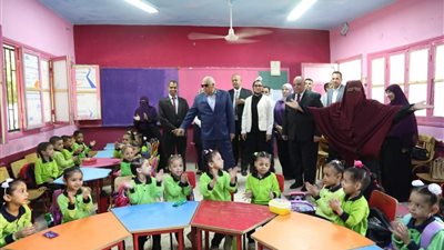 في زيارة مفاجئة، الزملوط يطمئن على انتظام العملية التعليمية بمدارس الوادي الجديد (صور)