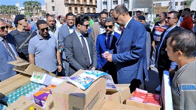 محافظ سوهاج يتفقد القافلة التموينية لبيع السلع الغذائية بأسعار مخفضة