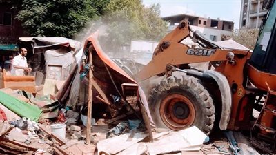 الجيزة تزيل 13 كشك وفاترينة مقامة بالمخالفة بالطريق العام بالمنيب (صور)