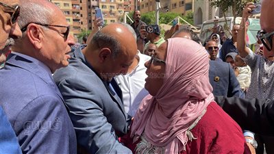 سيدة من عزبة أبو رجيلة لمحافظ القاهرة: «اتحبسنا واتمرمطنا علشان عاوزين شقق بدل اللي اتهدت» (فيديو)