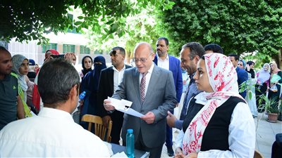 رئيس جامعة سوهاج يتابع إجراءات تسكين الطلاب بالمدن الجامعية (صور)
