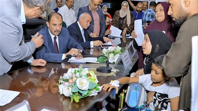 محافظ سوهاج يبحث شكاوى وطلبات 338 مواطنا خلال اللقاء الجماهيري (صور)