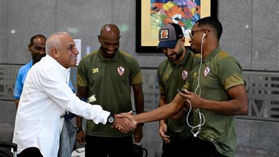 استقبال بعثة الزمالك بالورود البيضاء بمطار القاهرة (صور)