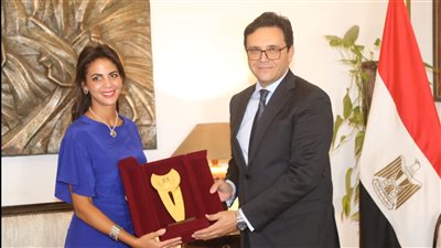 أحمد هنو يكرم السوبرانو فاطمة سعيد بعد فوزها بجائزة الثقافة الأوروبية لعام 2024 