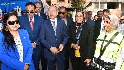محافظ القاهرة ونائب رئيس جامعة عين شمس يتفقدان القافلة التنموية الشاملة بحي أهالينا