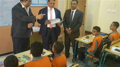 مدير تعليم طهطا يتابع سير العملية التعليمية بمدرسة رفاعة الطهطاوي الإعدادية 