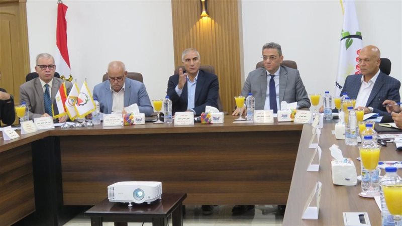 وزير الإسكان خلال